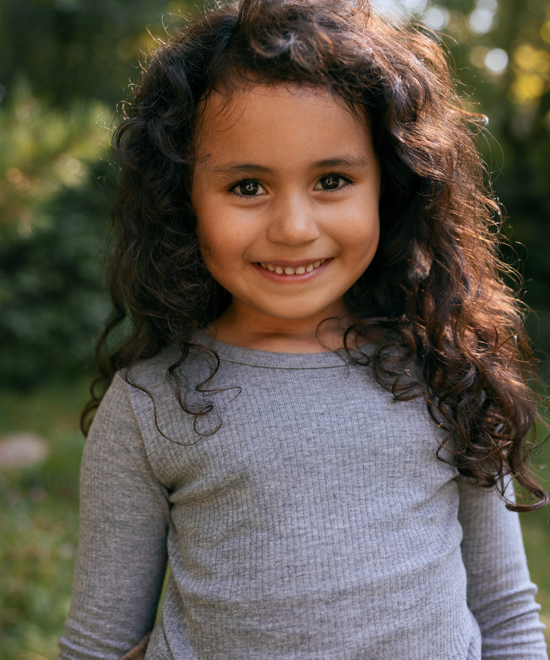 Pige i grå Modal t-shirt med lang ærme udendørs.