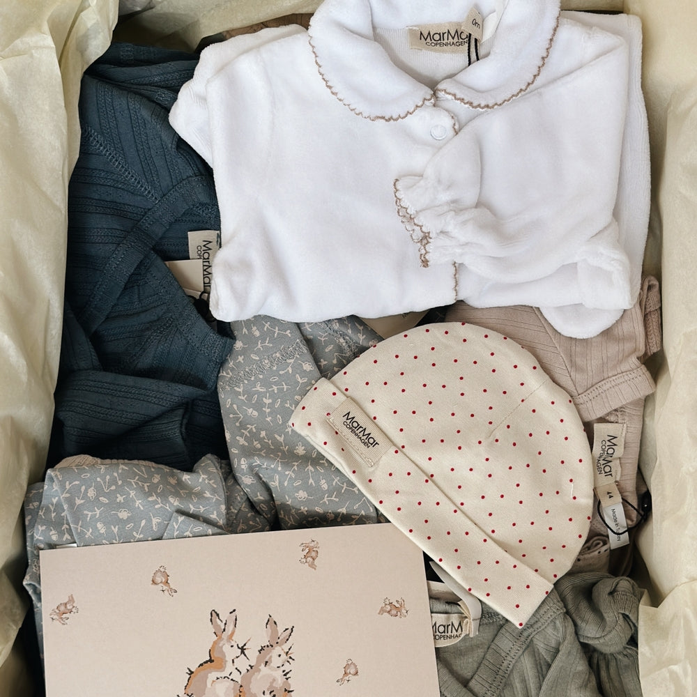 Gaveæske med blødt babytøj i små størrelser til prematur og nyfødt, herunder body, hue og sæt i rolige farver.