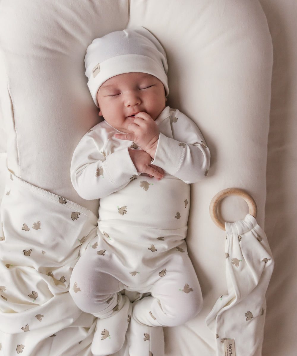 Baby med bidering i blødt stof med mønster