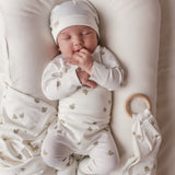 Baby med bidering i blødt stof med mønster