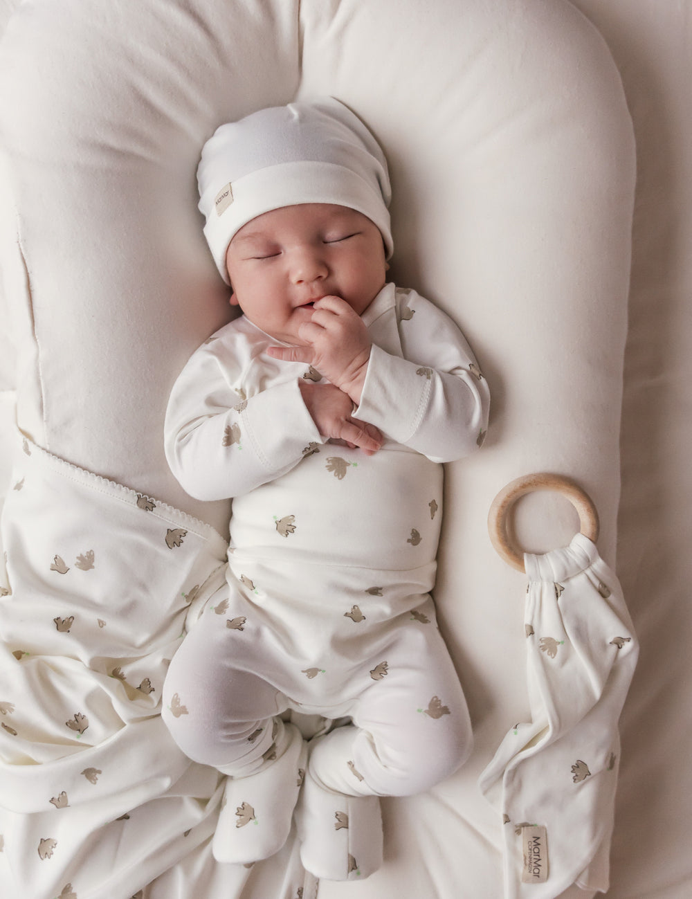 Glad baby i tæppe og heldragt med mønster