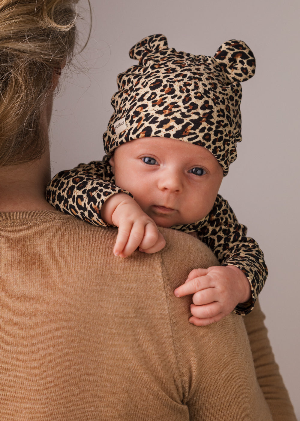 Baby i leopardprintet hue med ører
