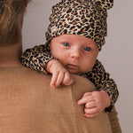 Baby i leopardprintet hue med ører