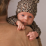 Baby i leopardprintet hue med ører
