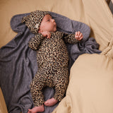 Baby i leopard heldragt og hue