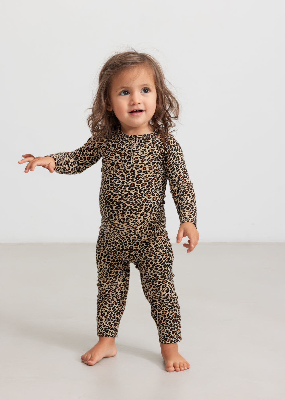 Pige i heldragt i leopardprint