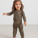 Pige i heldragt i leopardprint