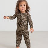 Pige i heldragt i leopardprint