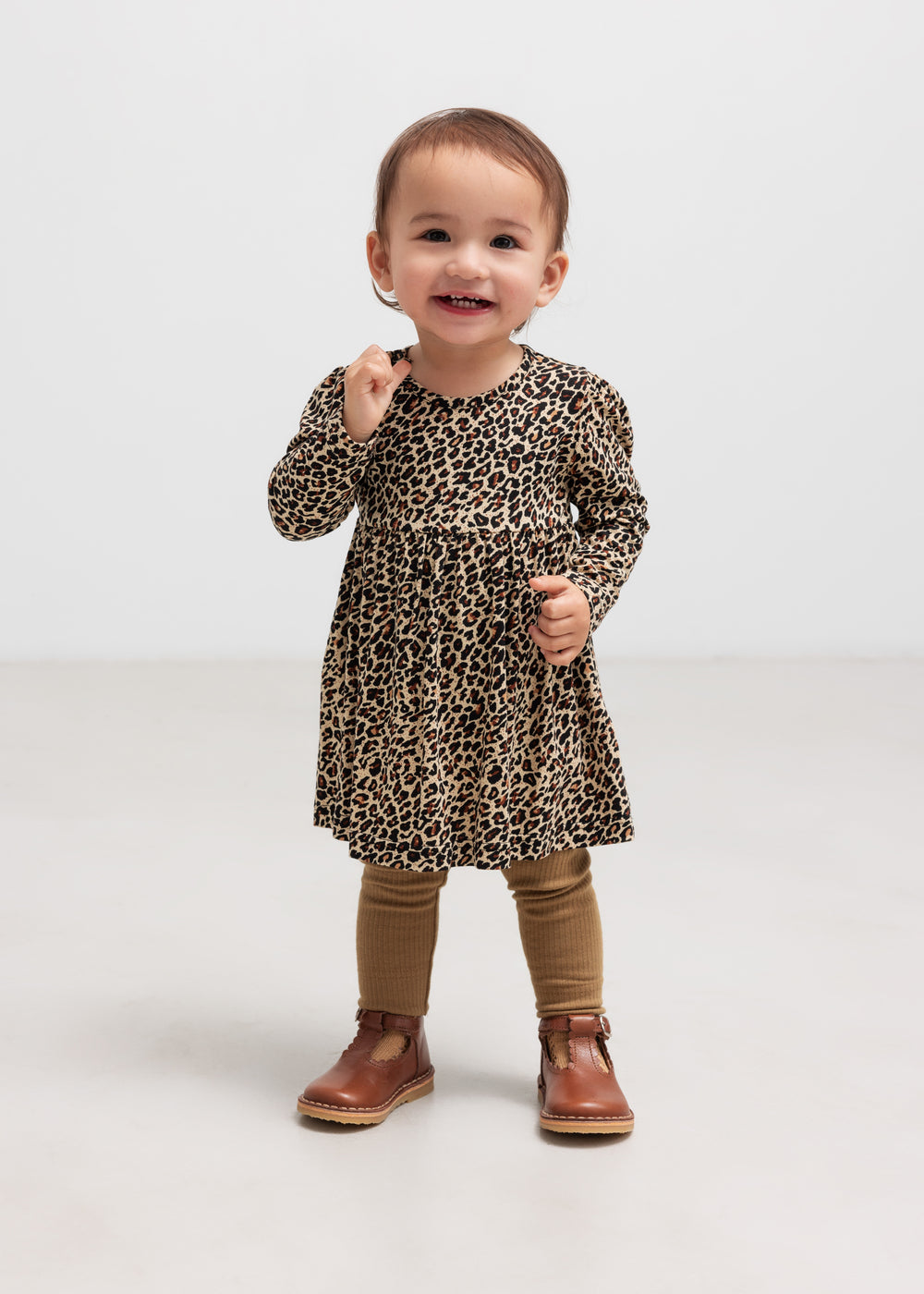 Pige i leopard kjole med body
