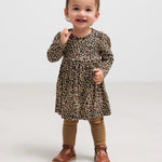 Pige i leopard kjole med body