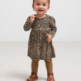 Pige i leopard kjole med body