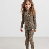 Pige i leggings og bluse i leopardprint