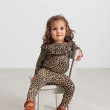 Lille pige i leopard leggings og body med flæse