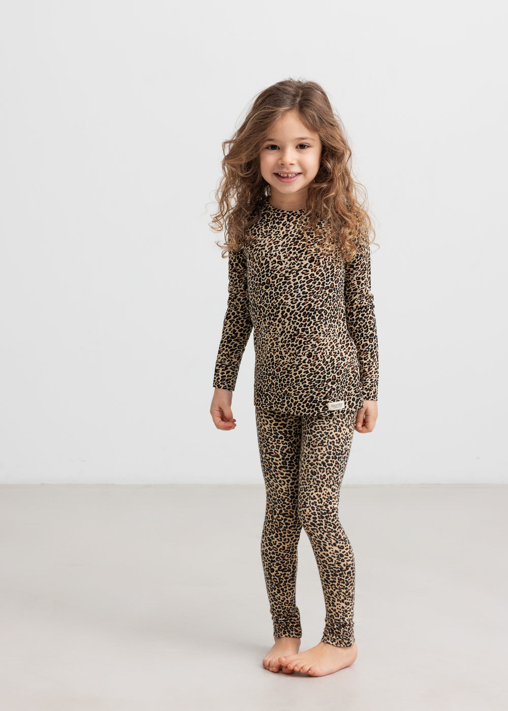 Pige i leopard leggings og bluse