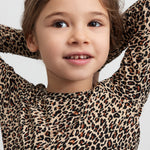 Pige i leopard bluse