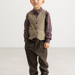 Tommy Ternet shirt with collar and button closure, worn with vest and trousers