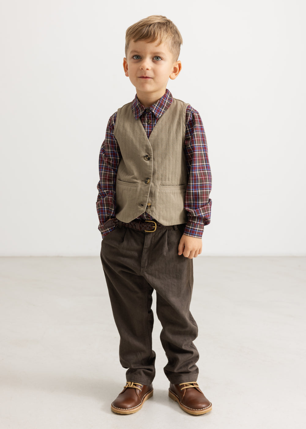 Children's pants in dark brown for boys, straight legs and belt loops