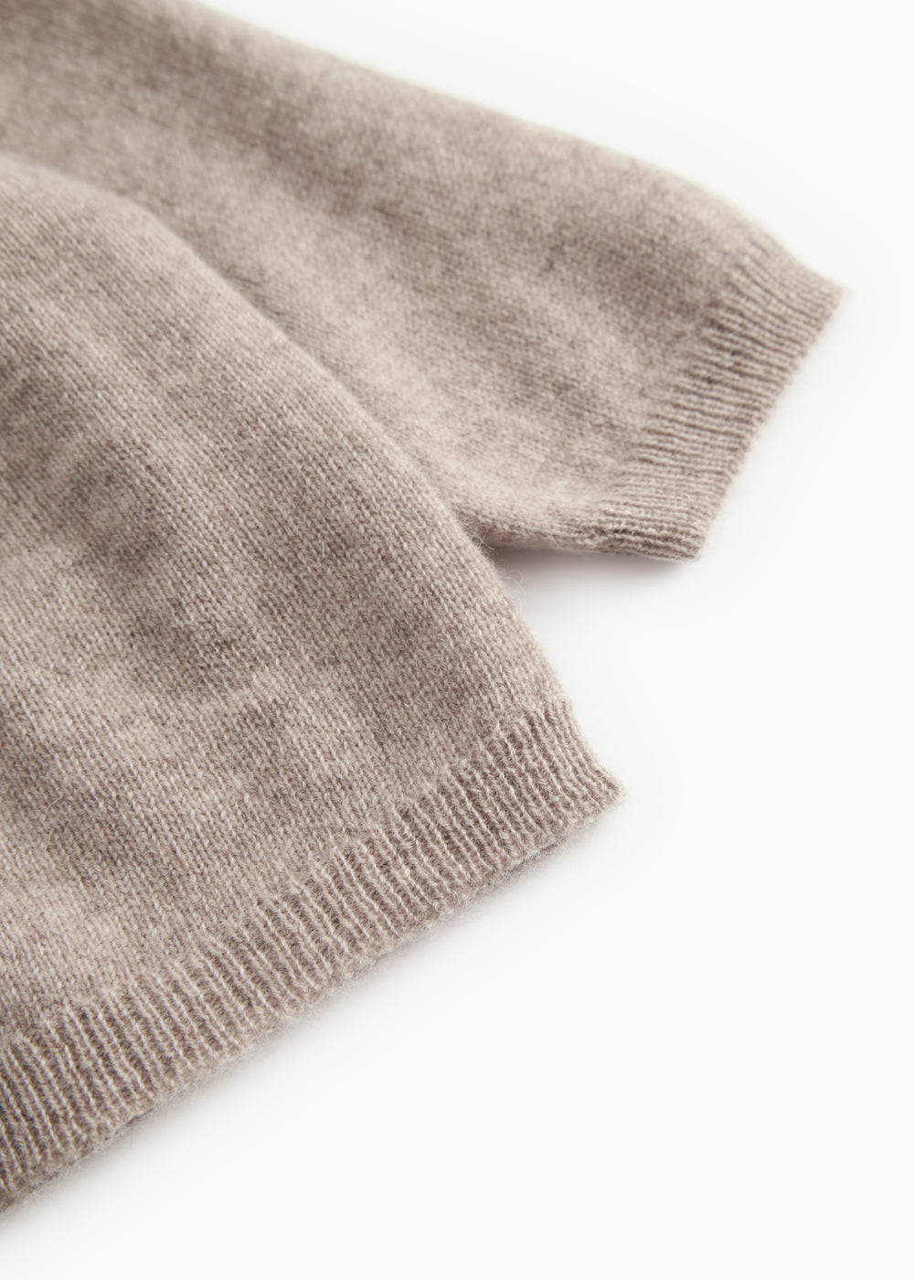 Ribbed and knitted fabric on the Tamla cashmere cardigan in alpaca blend.