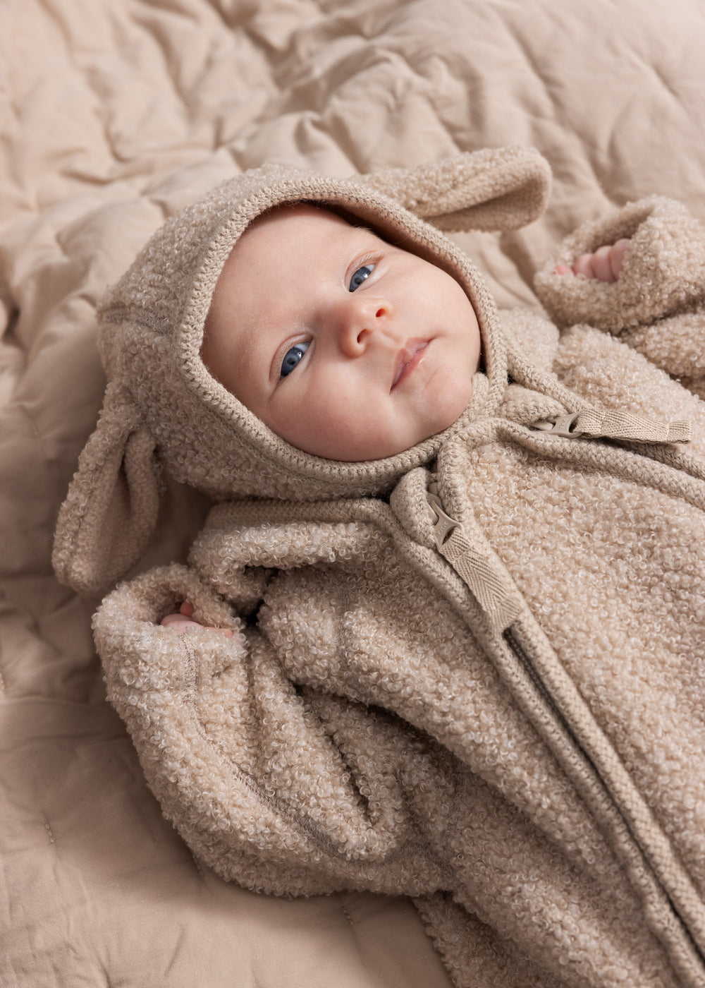 Teddy jacket for baby in muddy melange with hood and long sleeves.