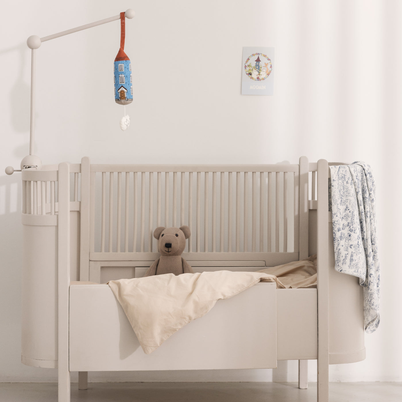 Tremmeseng med dyne og bamse