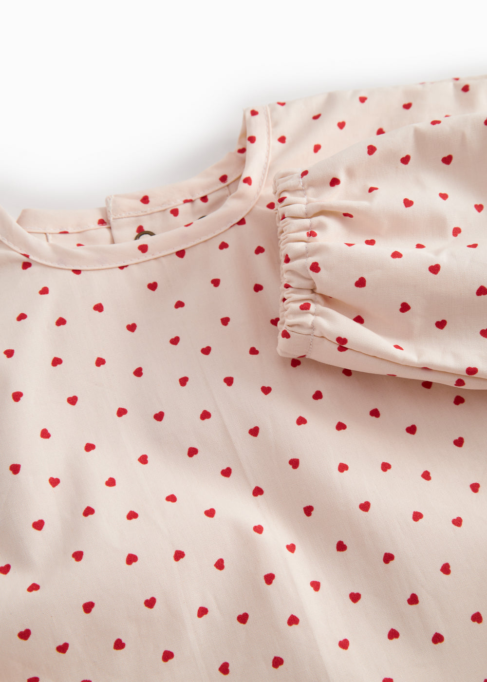 Langærmet spiseforklæde til børn med et fint hjerte print