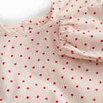 Langærmet spiseforklæde til børn med et fint hjerte print