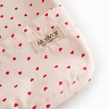 Langärmet spiseforklæde til børn med et fint hjerte print

Children's long-sleeved tablecloth with a fine heart print