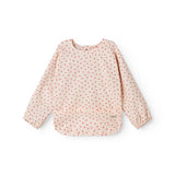 Langärmet spiseforklæde til børn med et fint hjerte print

Children's long-sleeved tablecloth with a fine heart print