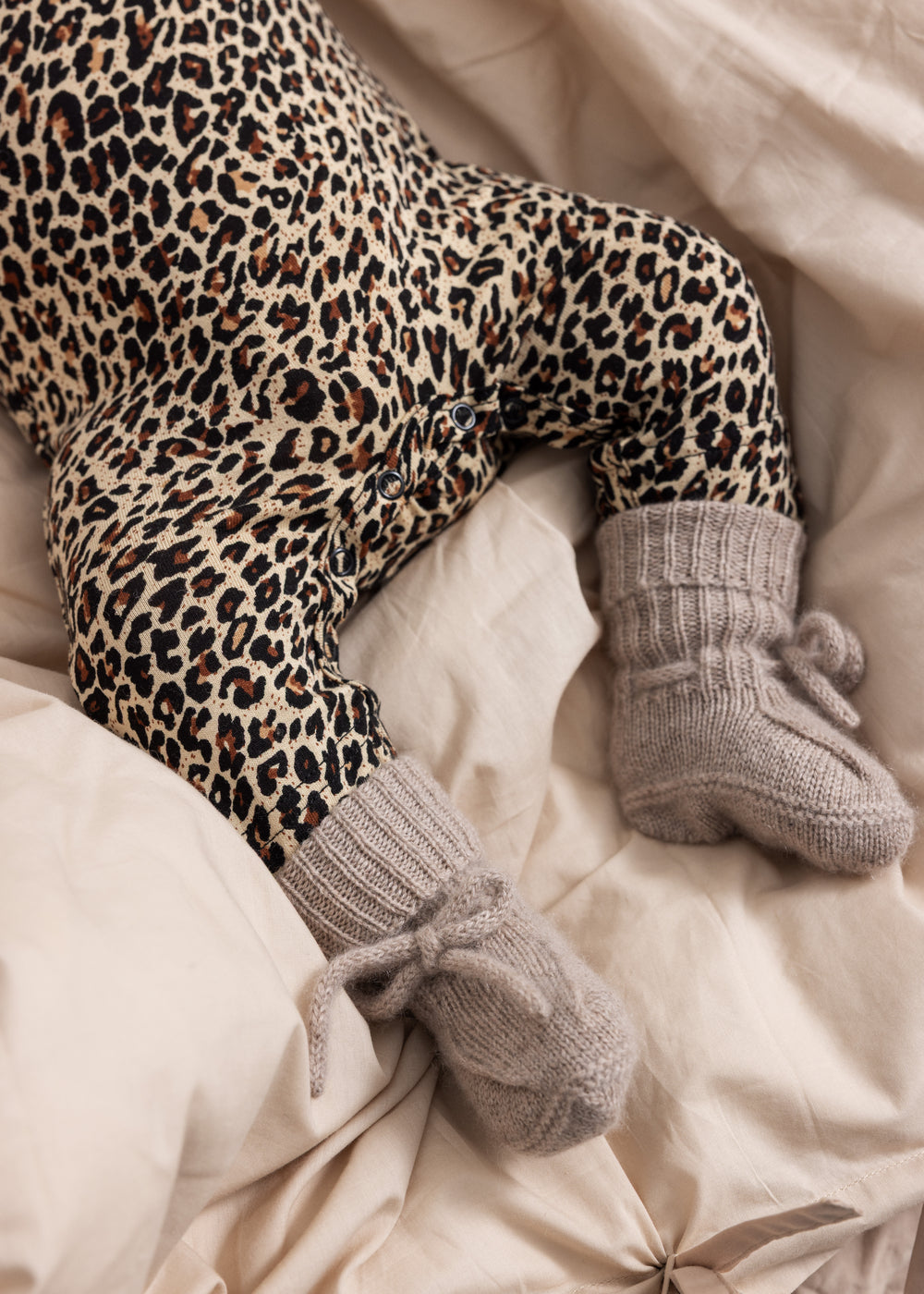 Leopard-patterned baby jumpsuit with ribbed cuff socks