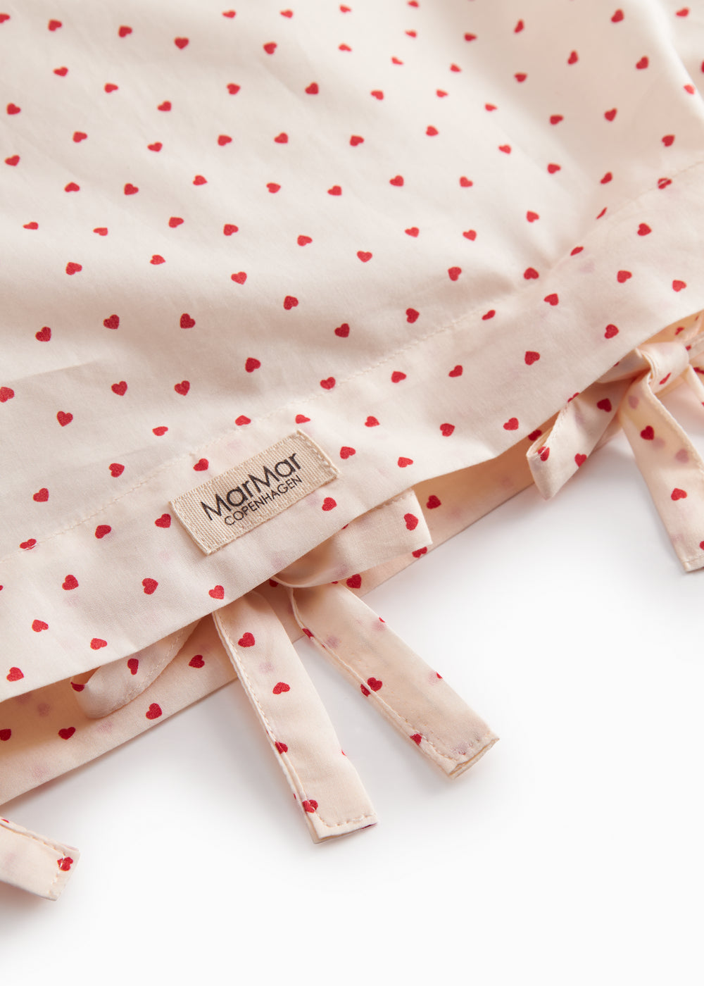 Baby bedding with a fine heart print