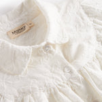 Hvid bluse til børn med broderet mønster og rund krave