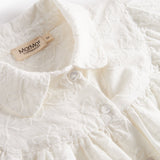 Hvid bluse til børn med broderet mønster og rund krave