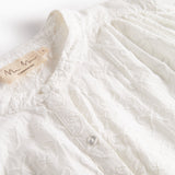 Detalje af blusens broderede mønster på brystet