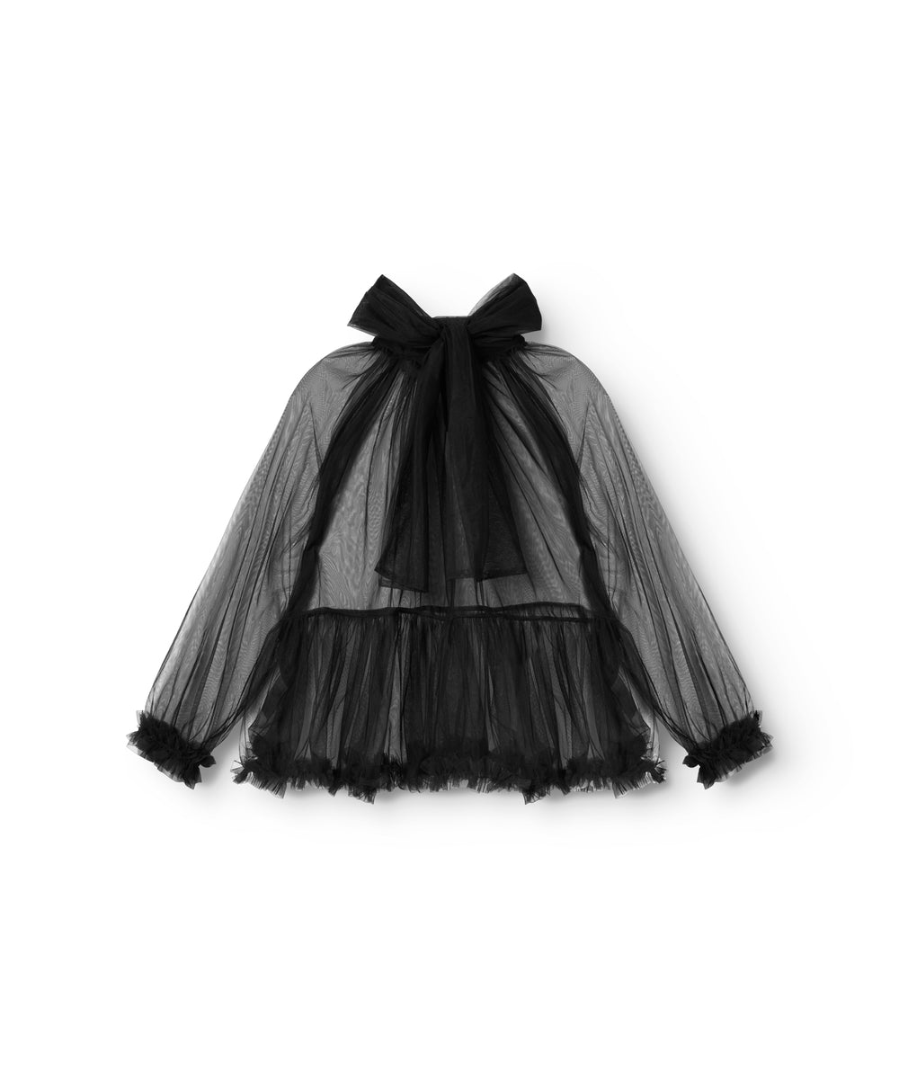 Sort damebluse i tyl med stor sløjfe i halsen og flæser ved ærmer og kant