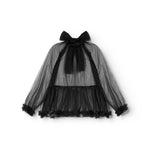 Sort damebluse i tyl med stor sløjfe i halsen og flæser ved ærmer og kant