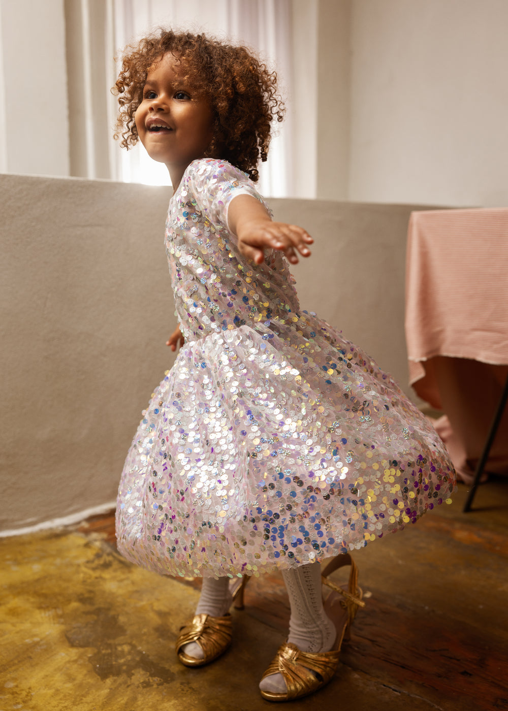 Short-sleeved sparkling dress with silver-colored sequins and a soft, gathered skirt.