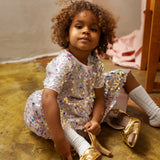 Short-sleeved dress with silver sequins and round neckline, gathered at the waist.