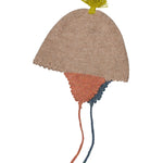 Uldhue til baby i beige med grøn kvast og bindebånd