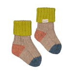 Uldstriksokker til børn i beige med grøn rib, orange hæl og blå tå