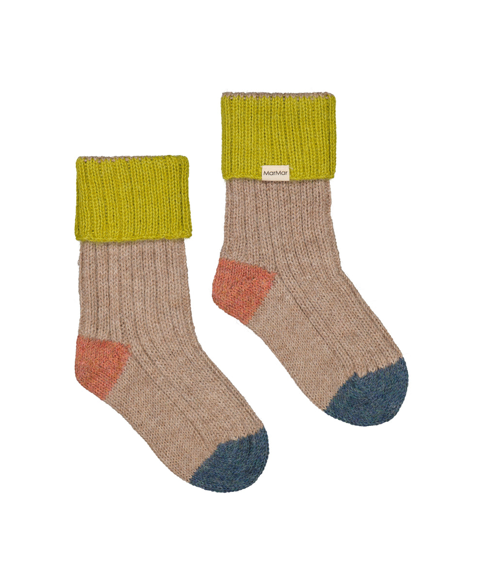 Uldstriksokker til børn i beige med grøn rib, orange hæl og blå tå