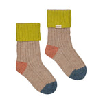 Uldstriksokker til børn i beige med grøn rib, orange hæl og blå tå