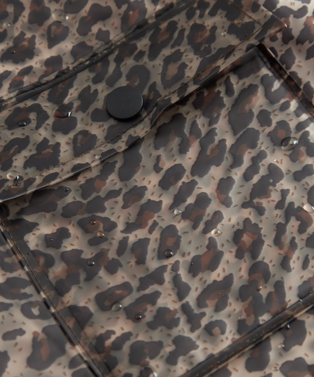Nærbillede af forlommen på leopardmønstret regnjakke