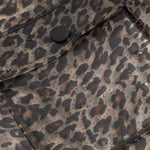 Nærbillede af forlommen på leopardmønstret regnjakke