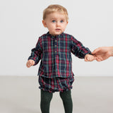 Baby iført mørkeblå og rød ternede bloomers og matchende juleskjorte