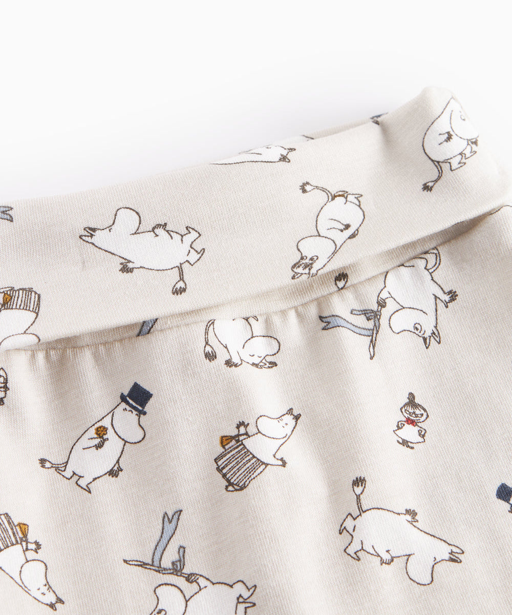 Babybukser i lyst stof med Moomin-print