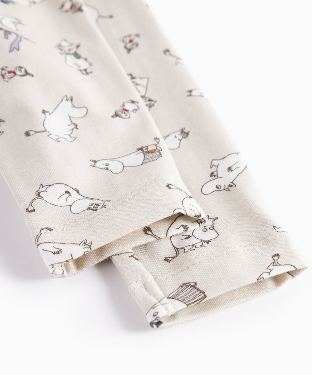 Babybukser i lyst stof med Moomin-print