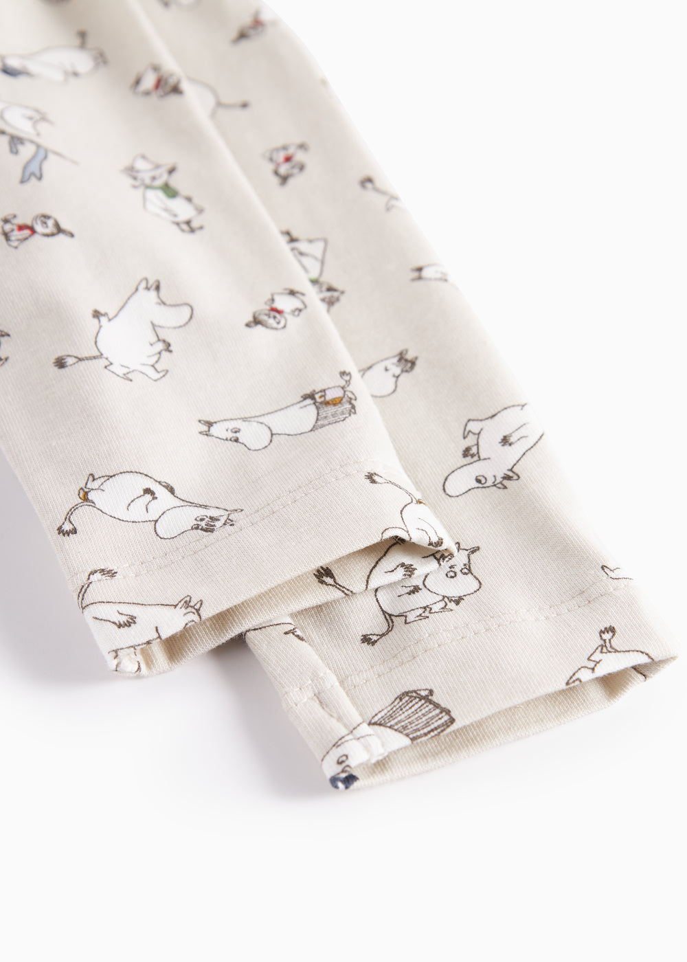 Babybukser i lyst stof med Moomin-print