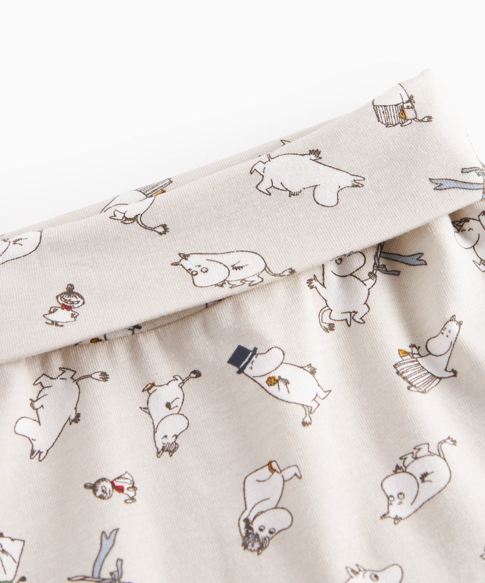 Babybukser med fødder i lyst stof med Moomin-print