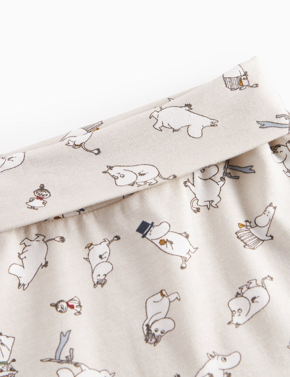 Barnbukser med fødder i lyst stof med Moomin-print