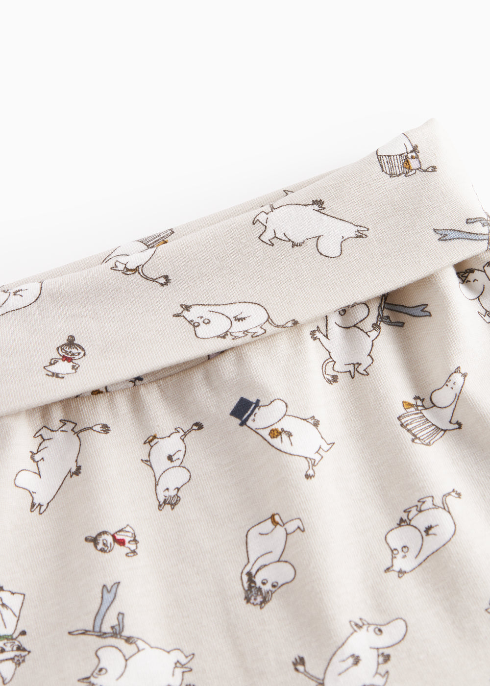 Babybukser med fødder i lyst stof med Moomin-print